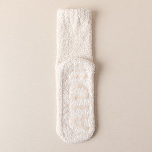 Chaussettes antidérapantes en polaire corail douce personnalisables avec logo, chaudes et épaisses, pour l'hiver, pour femmes et hommes, faible MOQ, OEM - Product Image 4