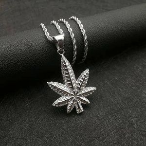 Collier pendentif feuille d'érable Hip Hop en acier inoxydable, plaqué or et argent, serti pavé, bijou unisexe, cadeau - Product Image 4