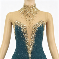 Robe de patinage artistique bleu sarcelle foncé à col montant et strass dorés, dos ouvert en V profond, jupe asymétrique pour adultes et enfants