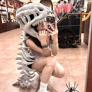 Linda Máscara de Esqueleto de Dinosaurio de Peluche Gris Claro para Disfraces y Diversión - Product Image 3
