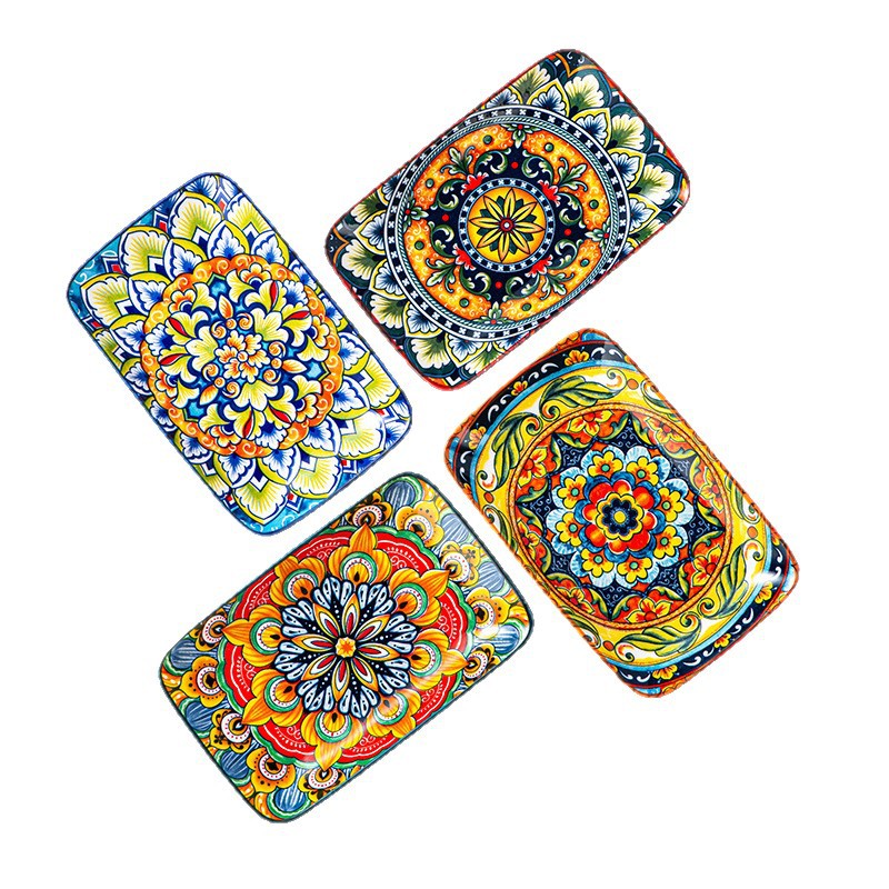 Juego de cuatro platos rectangulares bohemios amarillos.