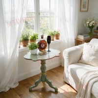Table d'appoint étroite peinte à la main, finition vert clair avec bordure dorée, 24 pouces de haut, table d'appoint vintage à accents floraux pour salon