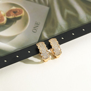Modernos Pendientes de Aro Chapados en Oro de 18K para Mujer, Lujosos Pendientes Huggie con Micro Circonitas Cúbicas en Forma de Ola Zig <span class=keywords><strong>Zag</strong></span>, Joyería al por Mayor - Product Image 5
