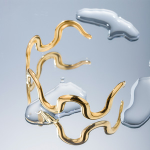Brazalete Irregular de Acero de Titanio, Chapado en Oro de 18k, Diseño Ondulado, Joyería de Moda Unisex - Product Image 1