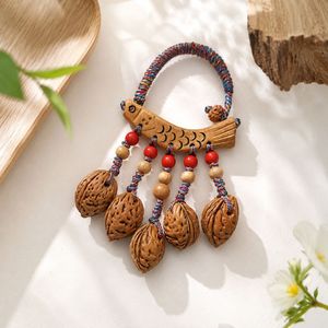 Pendentif en noyau de pêche élégant et raffiné, breloque en bois tressé à la main pour la décoration intérieure ou comme cadeau - Product Image 2