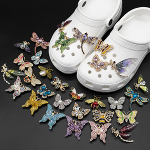 Nouveauté 2026 : Breloques de <span class=keywords><strong>chaussures</strong></span> en métal personnalisées, motif animaux, avec chaîne de perles et strass, design élégant, vente en gros - Product Image 1