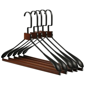 Venta al por mayor de perchas de lujo de metal y madera de un solo nivel para ropa, abrigos y trajes, ideales para baño y armario. - Product Image 1