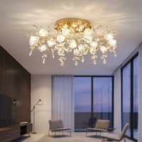 Lustre en cristal doré à fleurs, design aux lignes fluides, luminaire de luxe pour salon, salle de mariage