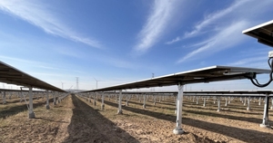 Traqueur solaire à axe unique plat personnalisé avec composants de contrôle pour un système de suivi de panneaux solaires efficace - Product Image 3