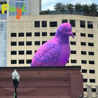 Réplique réaliste de pigeon gonflable avec base colorée pour installation artistique urbaine et festival en plein air
