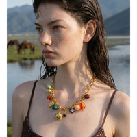 Collier ras du cou JINYOU 5873 vintage en acier inoxydable plaqué or 18 carats avec chaîne et multiples breloques en résine colorée, turquoise et émail