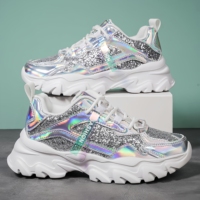 Chaussures de sport populaires pour femmes à semelle épaisse et lacets, avec empeigne en PU, antidérapantes, chaussures de marche, chaussures de sport décontractées pour femmes