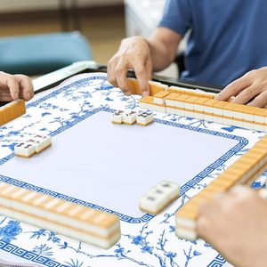 משטח משחק פרימיום נגד החלקה עם עיצוב צ'ינואיזרי כחול למשחקי מה-ג'ונג, דומינו וקלפים, עם שוליים מסולסלים לאחיזה בטוחה - Product Image 5