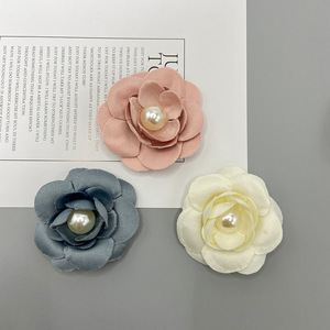 Pinza para el pelo estilo coreano con flor de camelia y perlas, 12 cm, hecha a mano en tela, para uso diario. - Product Image 3