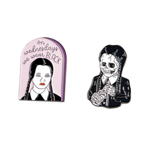 Broche populaire La Famille Addams, épinglette en émail 'Je souris', en alliage de zinc, épingles de revers rigides, figurine, accessoires de bijoux pour fille, style punk amusant - Product Image 1
