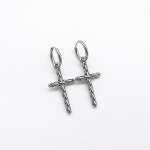 Pendientes de aro Huggie personalizados para hombre, de acero inoxidable 316L, chapados en oro, hipoalergénicos, con dije de cruz, estilo vintage, punk, gótico - Product Image 2