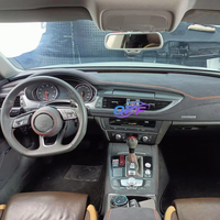 L'intérieur de l'Audi présente des panneaux de porte brodés en Alcantara sur la console centrale et des garnitures en cuir sur le tableau de bord