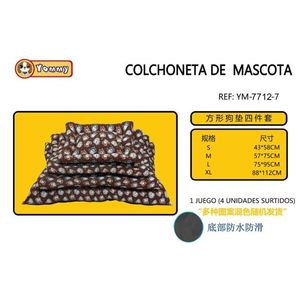 Set di Quattro Tappetini Antiscivolo per Cani con Motivo Quadrato sul Fondo - Product Image 1