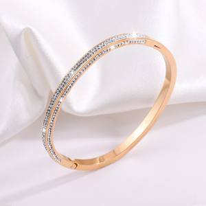 Bracciale in Acciaio al Titanio di Alta Qualità per Ragazze, Stile Raffinato con Diamanti che Non Cadono, Design Generoso e Alla Moda in Stile Ins Dorato - Product Image 4