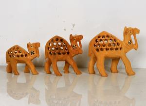 Ensemble de 3 chameaux en bois faits à la main avec un travail traditionnel de sculpture Jali, figurines décoratives d'animaux du Rajasthan pour la maison - Product Image 4