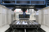 Centre d'usinage vertical CNC GMC3018 BT50 de qualité industrielle robuste, à faible coût, fourni par l'usine chinoise, mini-fraiseuse