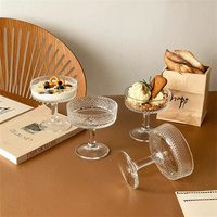 Fabrieksgroothandel vintage verticale glazen bekers, heldere ijscoupe's, dessert- en yoghurtkommen met geribbeld design, puddingkommen voor feestjes