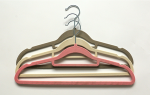 Günstiger Großhandel Drehbarer Samt-Kunststoff-Kleiderbügel, Rutschfestes Design, Geeignet für Bekleidungsgeschäfte und Einkaufszentren - Product Image 2