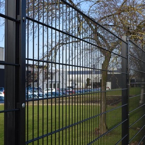 Panneaux de clôture en fil double galvanisé à chaud de style classique, faciles à assembler, pour la construction extérieure, clôture pour base de grue à tour - Product Image 1