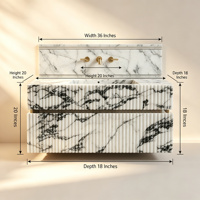 Meuble-lavabo de salle de bain de luxe en marbre blanc et noir cannelé. Lavabo mural en pierre moderne pour hôtel haut de gamme.