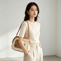 Tas Selempang Boxy Ita Dua Warna Kulit Asli dengan Jendela Transparan untuk Wanita, Cocok untuk Menampilkan Pin Badge Anime, Cosplay, dan Penggunaan Sehari-hari