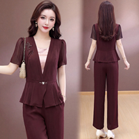 Ensemble deux pièces pour femme, collection été 2026 : Haut peplum à col en V et pantalon large – Idéal pour le bureau et les trajets quotidiens, design tendance.
