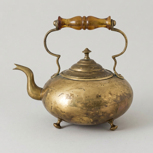 Bouilloire à thé vintage en laiton avec poignée et couvercle en bois, pot à eau en métal - Product Image 1