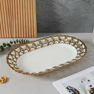 <span class=keywords><strong>Assiette</strong></span> ovale élégante de luxe dorée pour banquet, <span class=keywords><strong>assiette</strong></span> ovale en céramique pour restaurant, <span class=keywords><strong>assiette</strong></span> de présentation pour pâtes et desserts avec bordure en forme de cœur évidé - Product Image 1