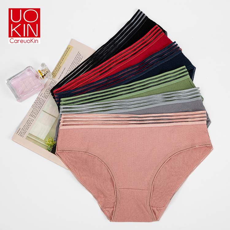 Oyoqlari yoyilgan oq panties Oyoqlari yoyilgan oq panties