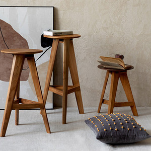 Taburete de Bar Vintage de Madera Maciza de Teca Africana con Reposapiés, Diseño de Perfil Bajo y Patas Altas, para Uso Doméstico - Product Image 1