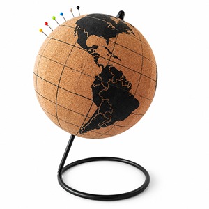 Globe terrestre en liège naturel <span class=keywords><strong>de</strong></span> 14,5 cm avec support métallique – Carte géographique anglaise pour marquer vos voyages – Cadeau personnalisé pour <span class=keywords><strong>la</strong></span> maison, le bureau ou le bureau à domicile - Product Image 1