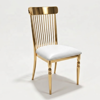 Chaise de salle à manger verticale en acier inoxydable poli doré avec dossier en barre et assise en cuir blanc pour événements de mariage, banquets et mobilier domestique