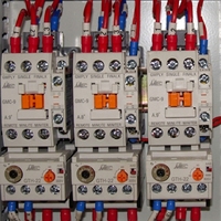 Machine à glace en paillettes de 1 tonne, qualité industrielle, production stable avec compresseur Xumei/PLC, économie d'énergie, réservoir d'eau, pour la transformation de la pêche