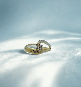 Élégante bague florale en or avec fleur en saphir rose et accents de diamants, design sophistiqué en forme de bypass, bijoux en or pour femmes - Product Image 3