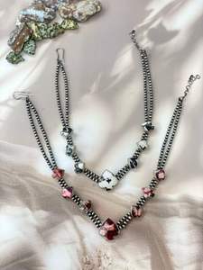 จี้เงินแท้ทำมือประดับด้วยหินเทอร์ควอยซ์สีขาวทรงบัฟฟาโล พร้อมกรอบแบบฝัง - Product Image 2