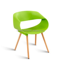 Chaise de table en plastique de haute qualité, fabriquée avec de la résine plastique avec des pieds en bois de hêtre