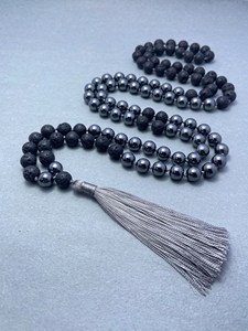 Collier de prière Mala bouddhiste Ja Pa Mala en hématite et pierre de lave, noué à la main, 108 perles, avec pampille, pour la récitation - Product Image 2