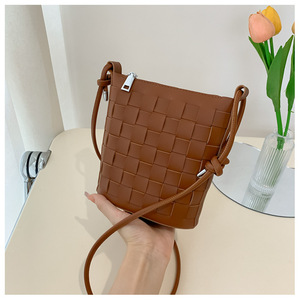 กระเป๋าถือทรงถัง <span class=keywords><strong>ด</strong></span>ีไซน์<span class=keywords><strong>ใหม่</strong></span> กระเป๋าถือ<span class=keywords><strong>หนัง</strong></span>สานทรงถัง กระเป๋าถือสะพายไหล่ผู้หญิง ทำจากหนัง PU - Product Image 4