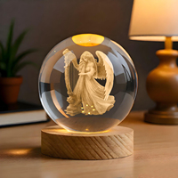 Ornement en boule de verre cristal 3D gravé au laser personnalisé en gros avec base en bois LED, artisanat de luxe en verre optique