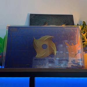 Boîte de présentation en acrylique pour <span class=keywords><strong>Pokémon</strong></span> Prismatic Evolutions SPC <span class=keywords><strong>Booster</strong></span> - Product Image 1