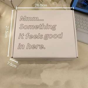 "สิ่งที่มันรู้สึกดีในที่นี่" กล่องบรรจุกระดาษจดหมายกล่องของขวัญพับจัดส่งเสื้อผ้ากระดาษลูกฟูกสีขาว - Product Image 5