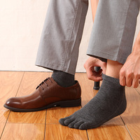Ventes directes d'usine Split Five Toe 5 Fingers Chaussettes pour hommes Chaussettes en coton peigné de couleur unie