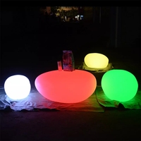 Entrée du seau à glace chinois, table et chaise de bar avec bande led