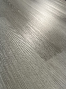 Suelo Vinílico SPC Personalizable de 5 mm, 6 mm, 7 mm y 8 mm, con Diseño de Madera Gris, Resistente a los Arañazos, Impermeable - Product Image 4