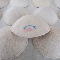 Top Kipot Lino con bordado de pescado Kippah Jewish Ahava Personalizar Kippot para boda Bat Mitzvah Judaica Gift Yarmulke